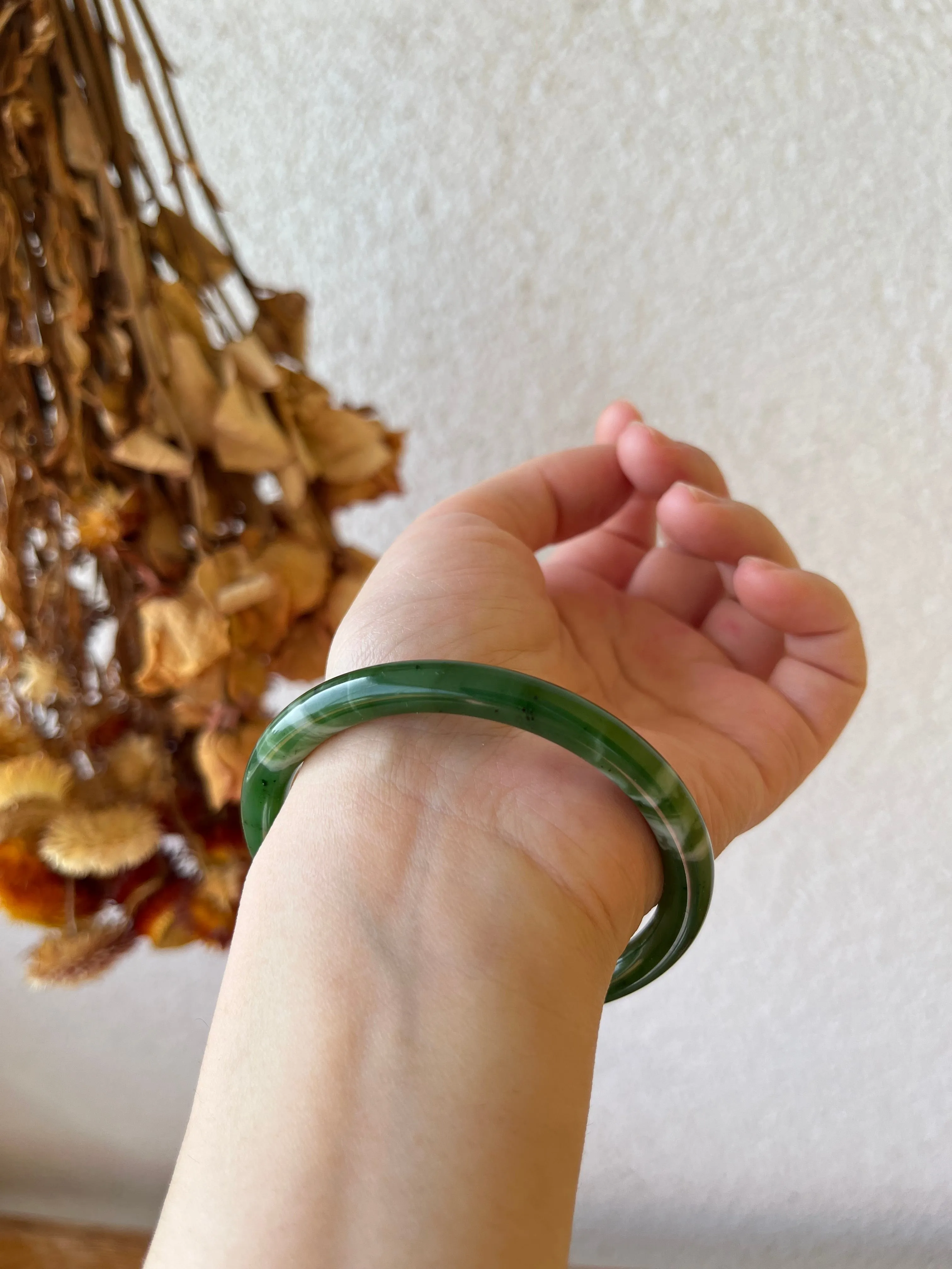 Green Hetian Jade Slim Bangle 57mm，碧玉细圆条手镯