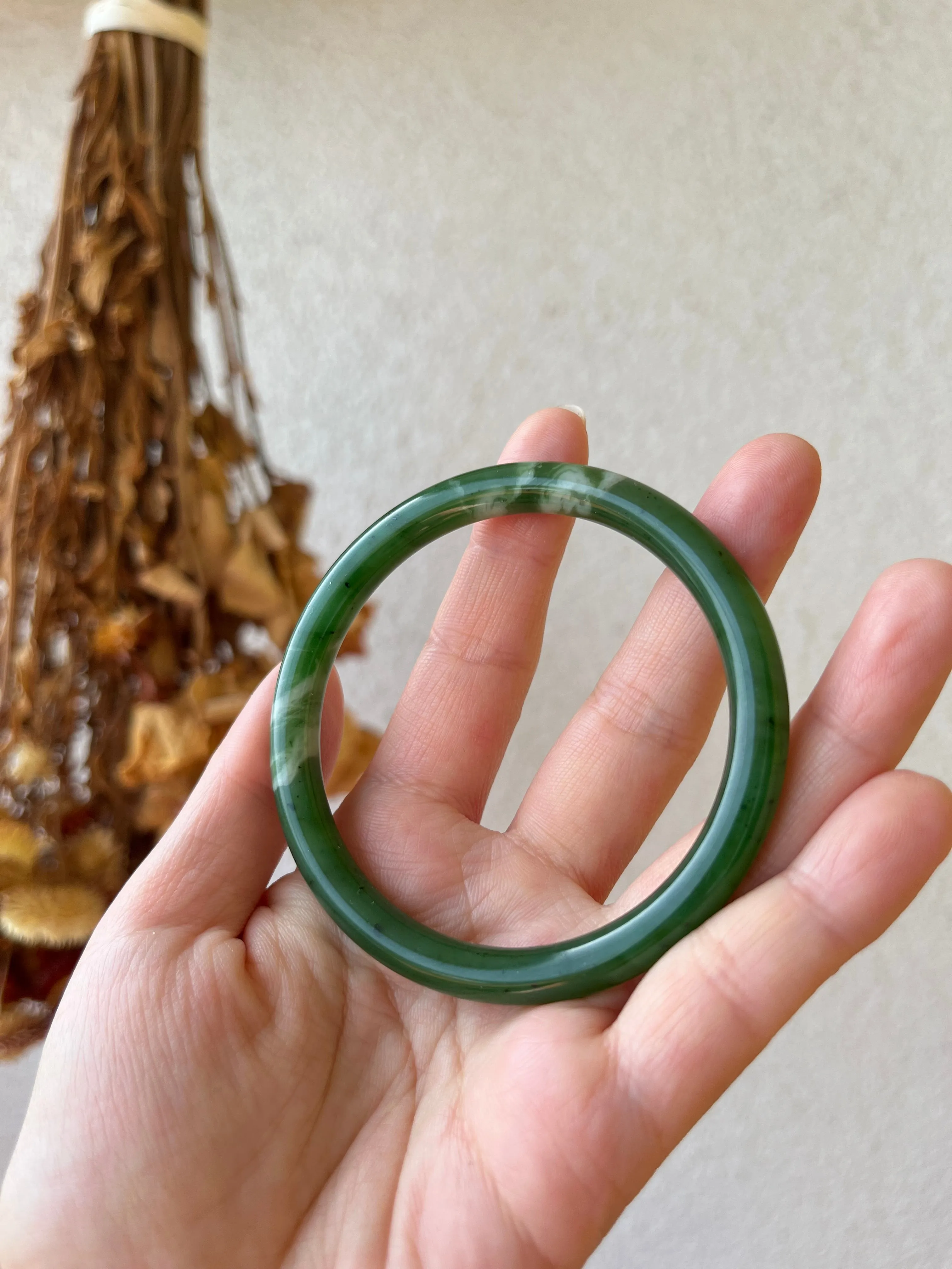 Green Hetian Jade Slim Bangle 57mm，碧玉细圆条手镯
